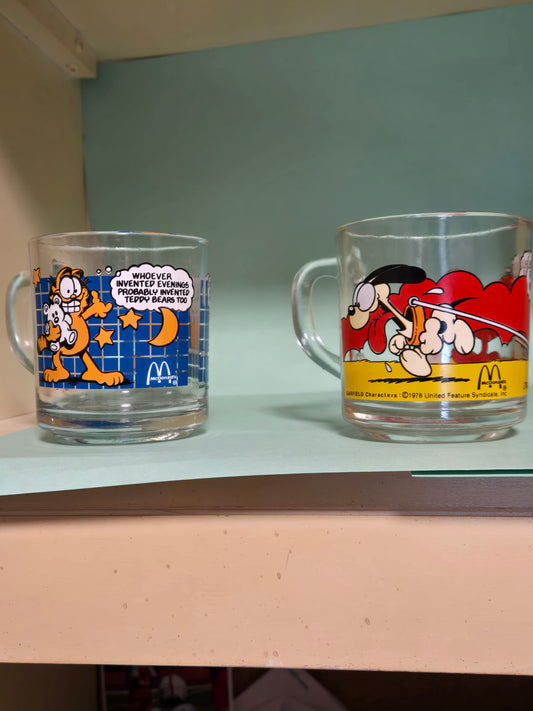 5 McDonald Garfield mugs.